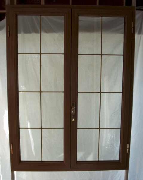 Finestra in alluminio color legno con vetri termici all'inglese.