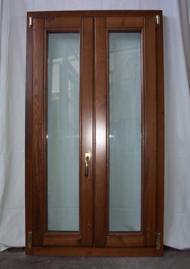 Finestra in legno pino tinto noce con vetri termici.