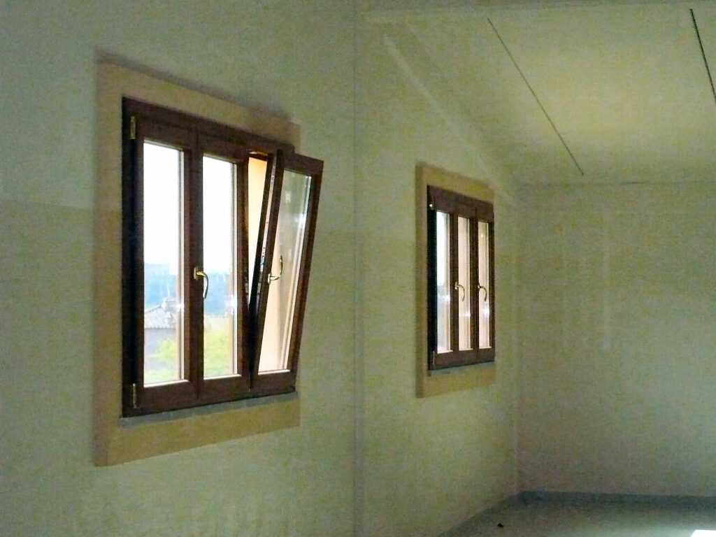 Finestre composita in legno-pvc con anta ribalta