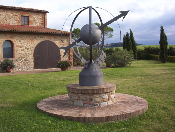 Scultura in ferro "Il mondo", realizzata a decorazione di una villetta nelle colline di Lajatico. La scultura è realizzata in ferro battuto, ed in armonia con gli altri elementi del giardino.
