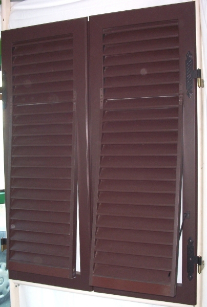Persiana in alluminio color legno con sportello a sporgere per centri storici.