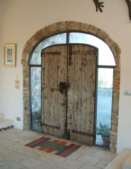 Intelaiatura ad arco in ferro per una porta d'ingresso antica. Vista interna.