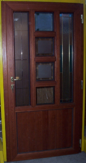 Porta in legno-alluminio per esterni (alluminio esterno, legno interno), realizzabile in vari disegni e tipi di legno.