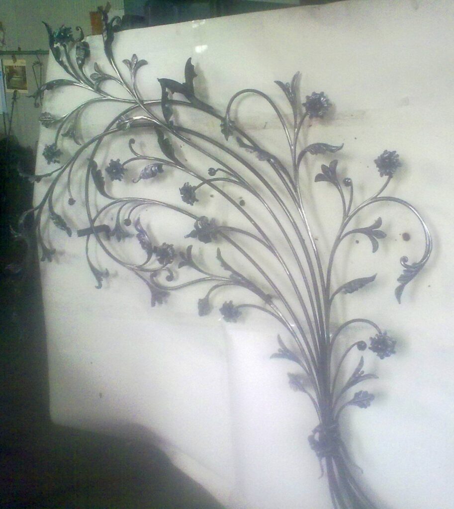 Mazzo di fiori in ferro battuto per la decorazione di un cancello.