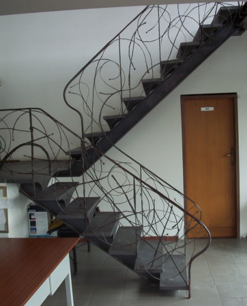 Ringhiera artistica in ferro battuto, intitolata "Il rovo", con scalini in lamiera lavorata. L'intreccio che decora la ringhiera è stato verniciato in modo particolare ed unico.
