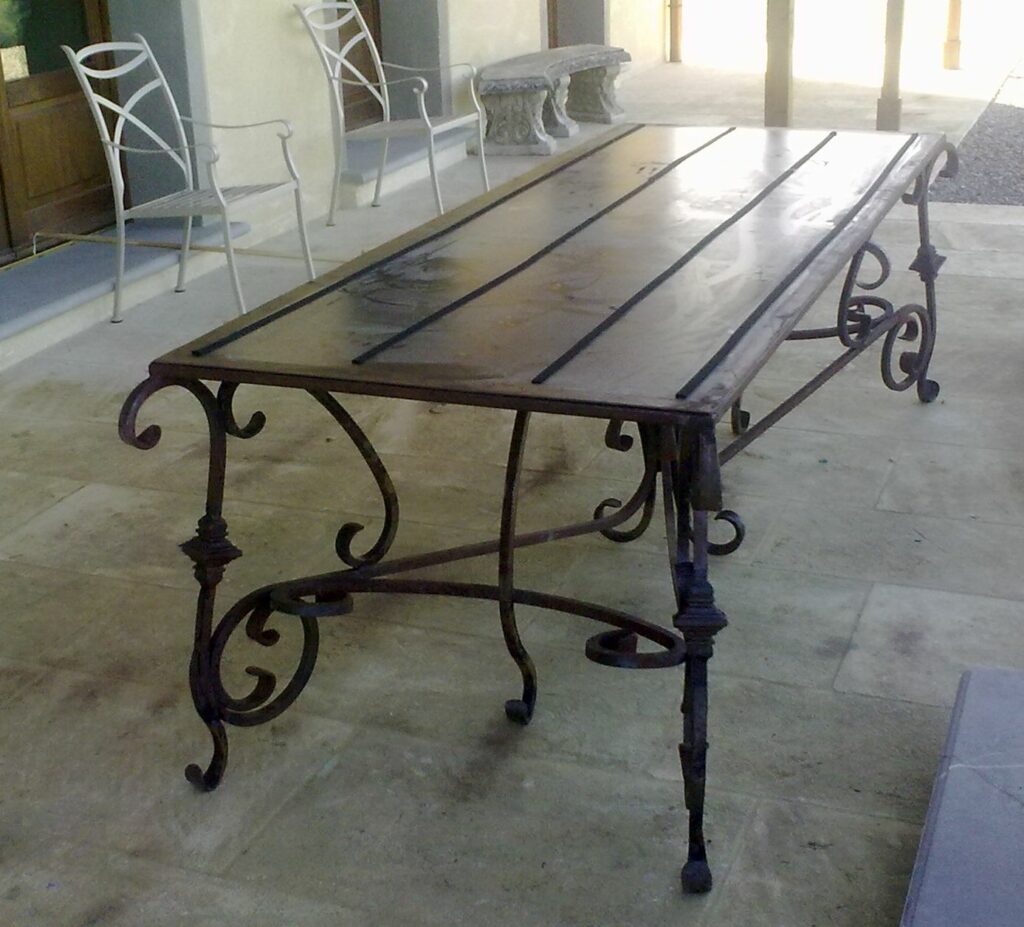 Tavolo in legno e ferro battuto.